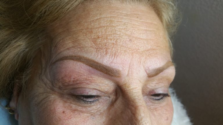 Sourcils poudrés après cicatrisation