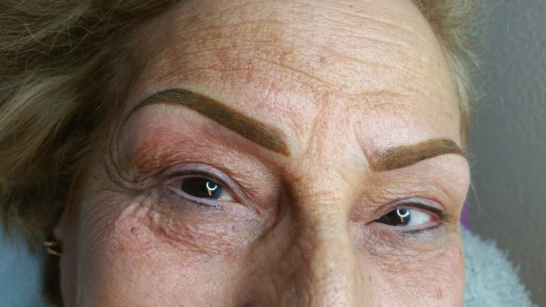 Sourcils poudrés après procédure